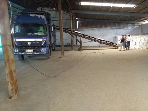 我公司发往内蒙古30T聚合氯化铝装货现场